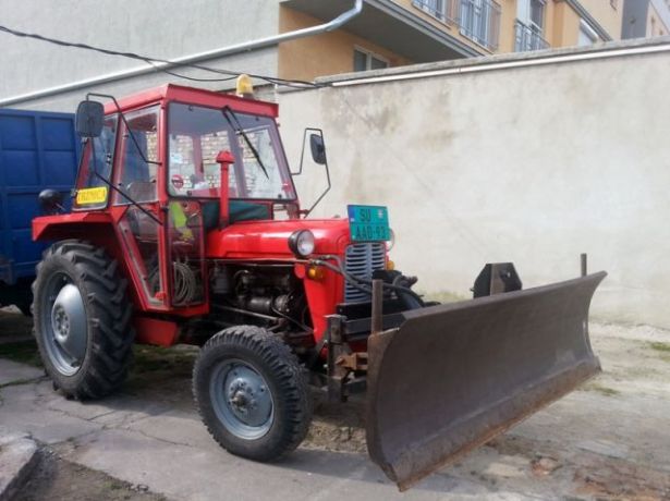 Oglas o prodaji službenog vozila i traktora sa prikolicom